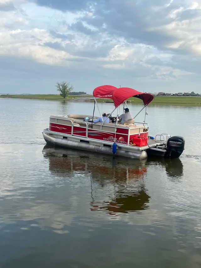 Rent a Sun Tracker by Tracker Marine pontoon in Somerville, TX near me