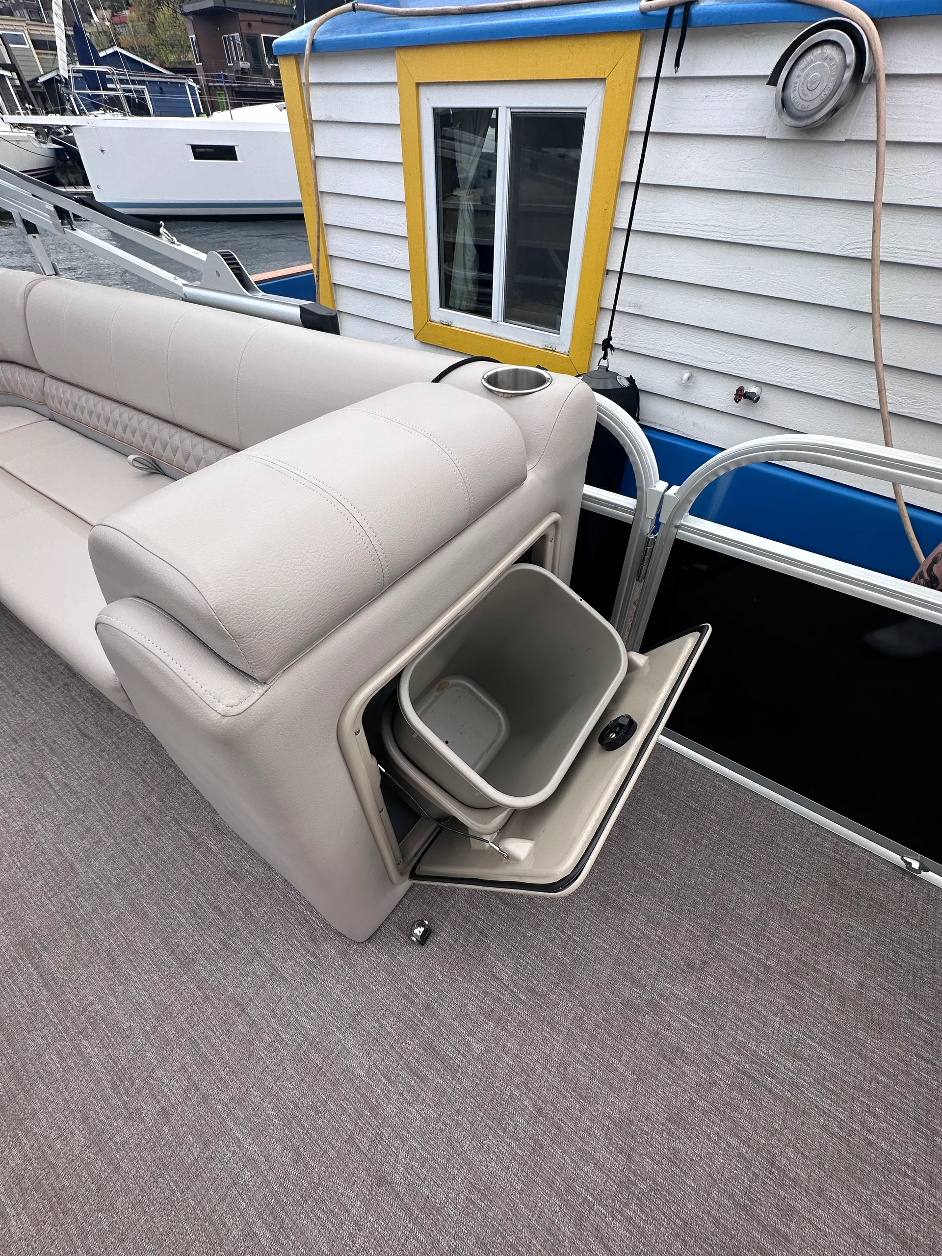 2023 24ft Spacious and Clean Pontoon - The Chubby Duck 🦆