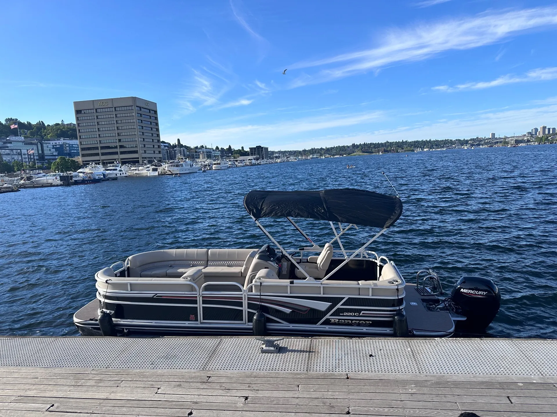 2023 24ft Spacious and Clean Pontoon - The Chubby Duck 🦆