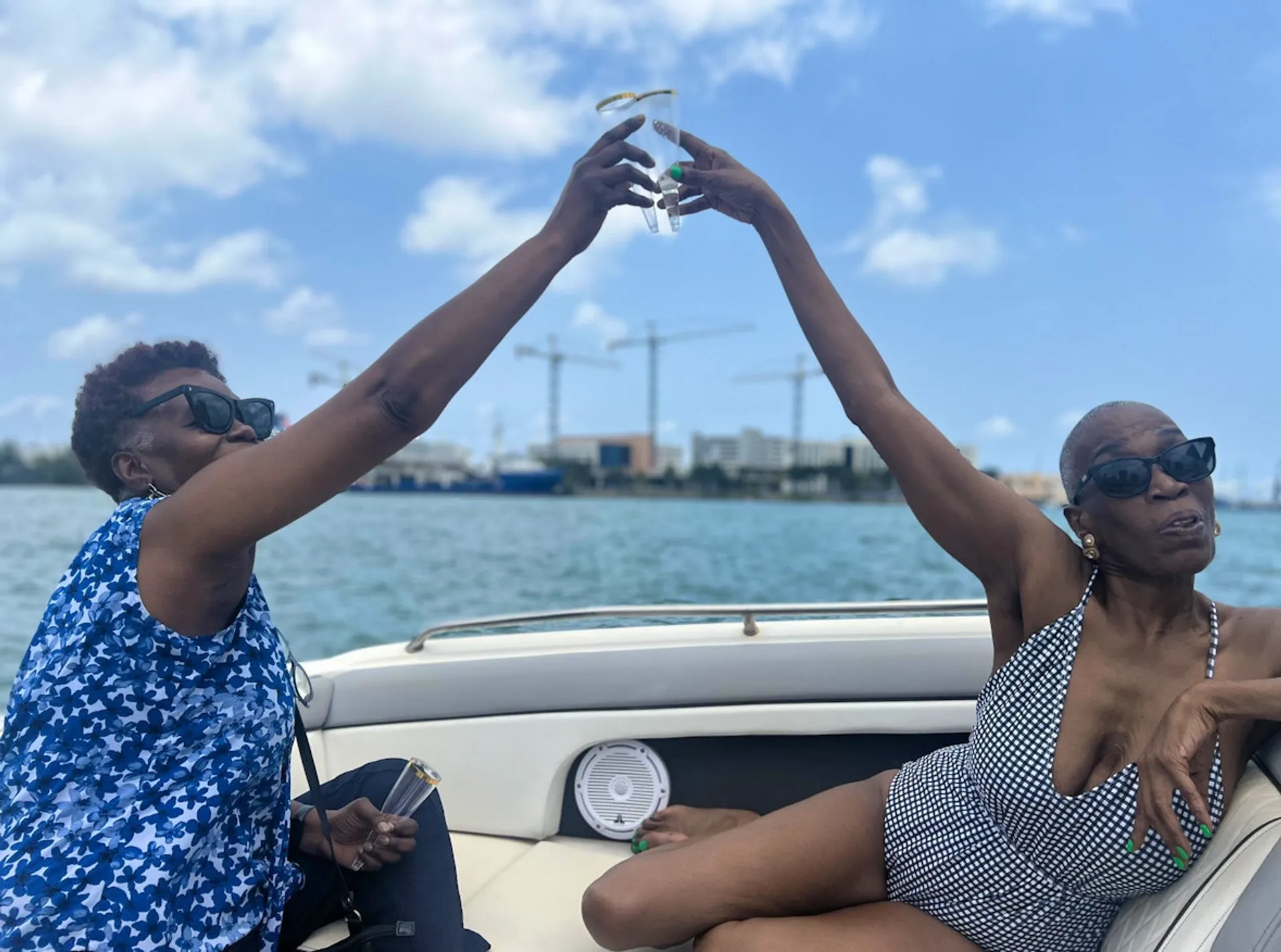 AMUSING PARTY ON 30’ SUNDECK!! FREE HOUR PROMOTION!! NO HIDDEN FEES!!