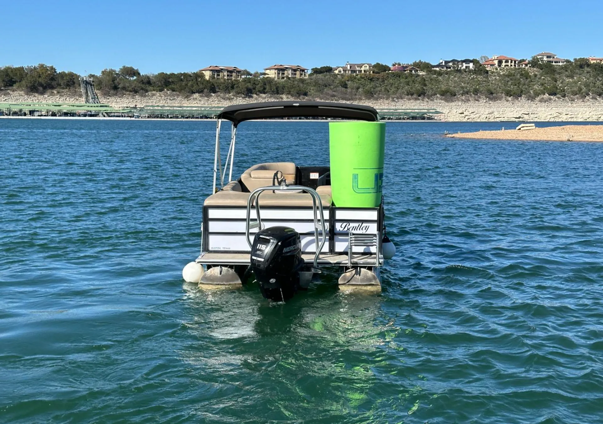 Amazing Pontoon boat on lake travis captain incluided 15 people