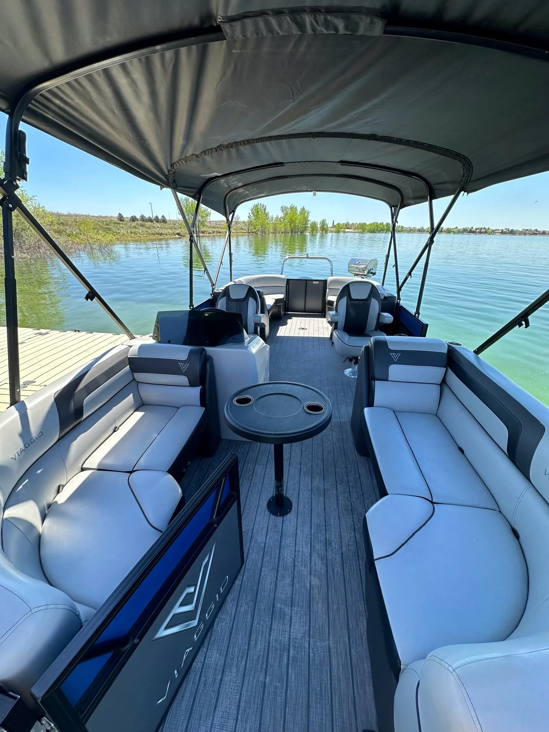 Tritoon Boat Viaggio Lago L22U Rental