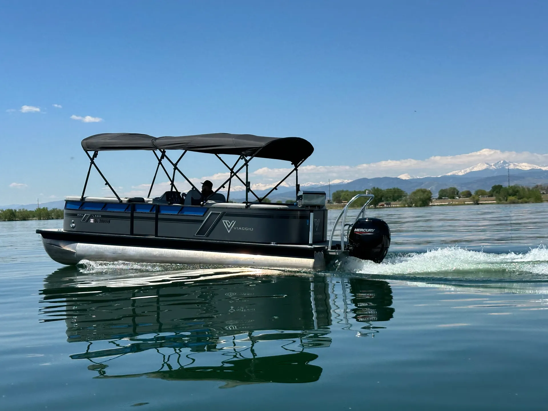 Tritoon Boat Viaggio Lago L22U Rental