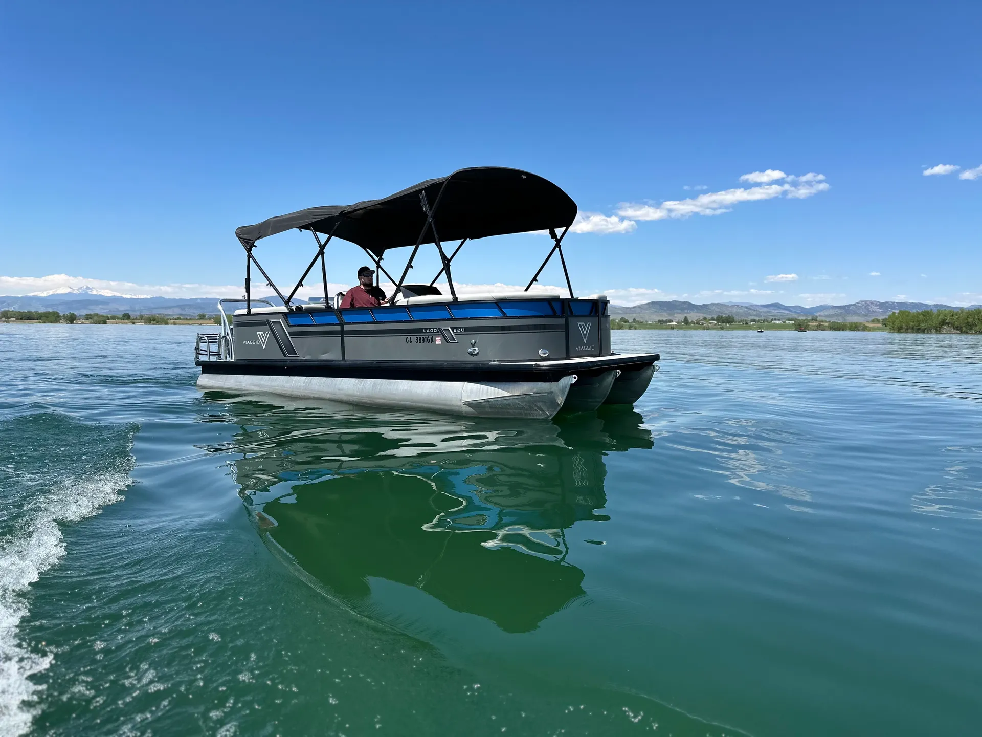 Tritoon Boat Viaggio Lago L22U Rental