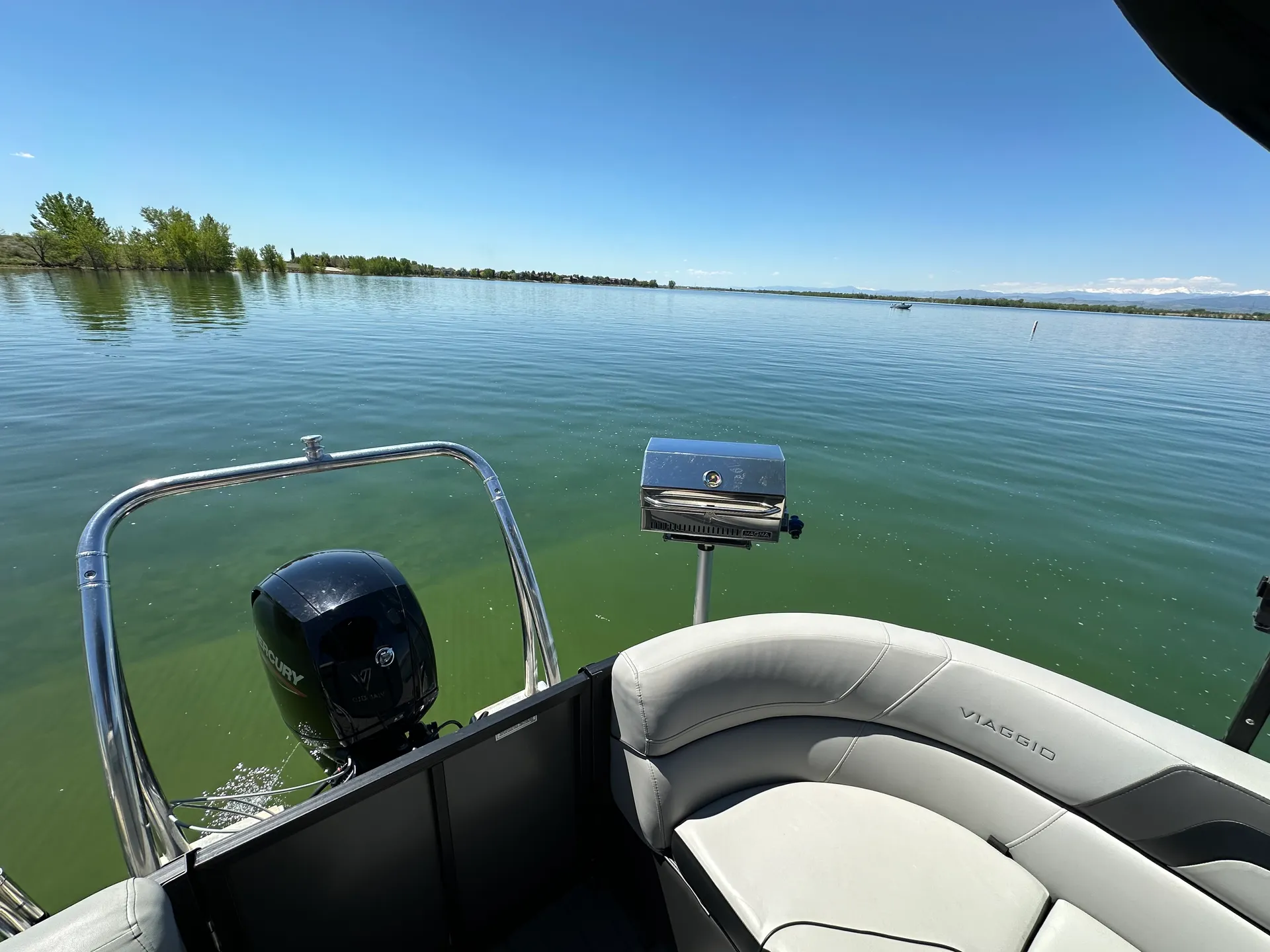 Tritoon Boat Viaggio Lago L22U Rental