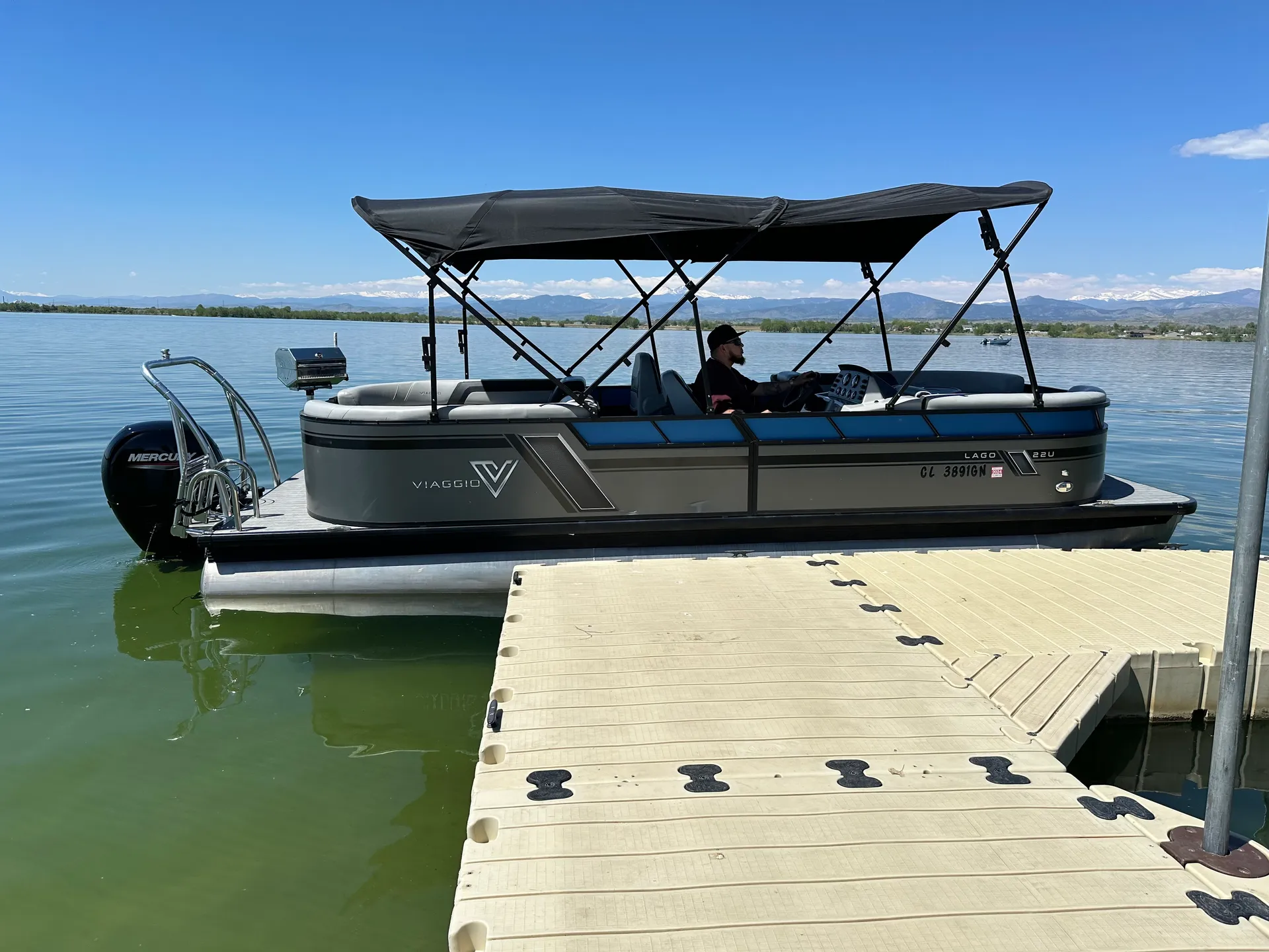 Tritoon Boat Viaggio Lago L22U Rental