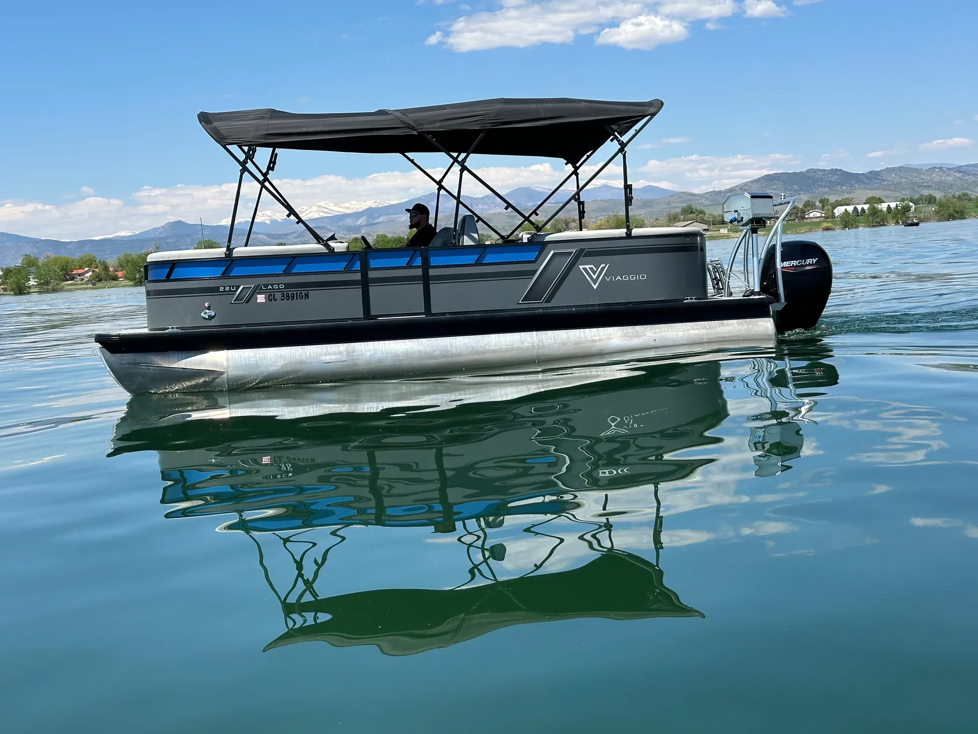Tritoon Boat Viaggio Lago L22U Rental