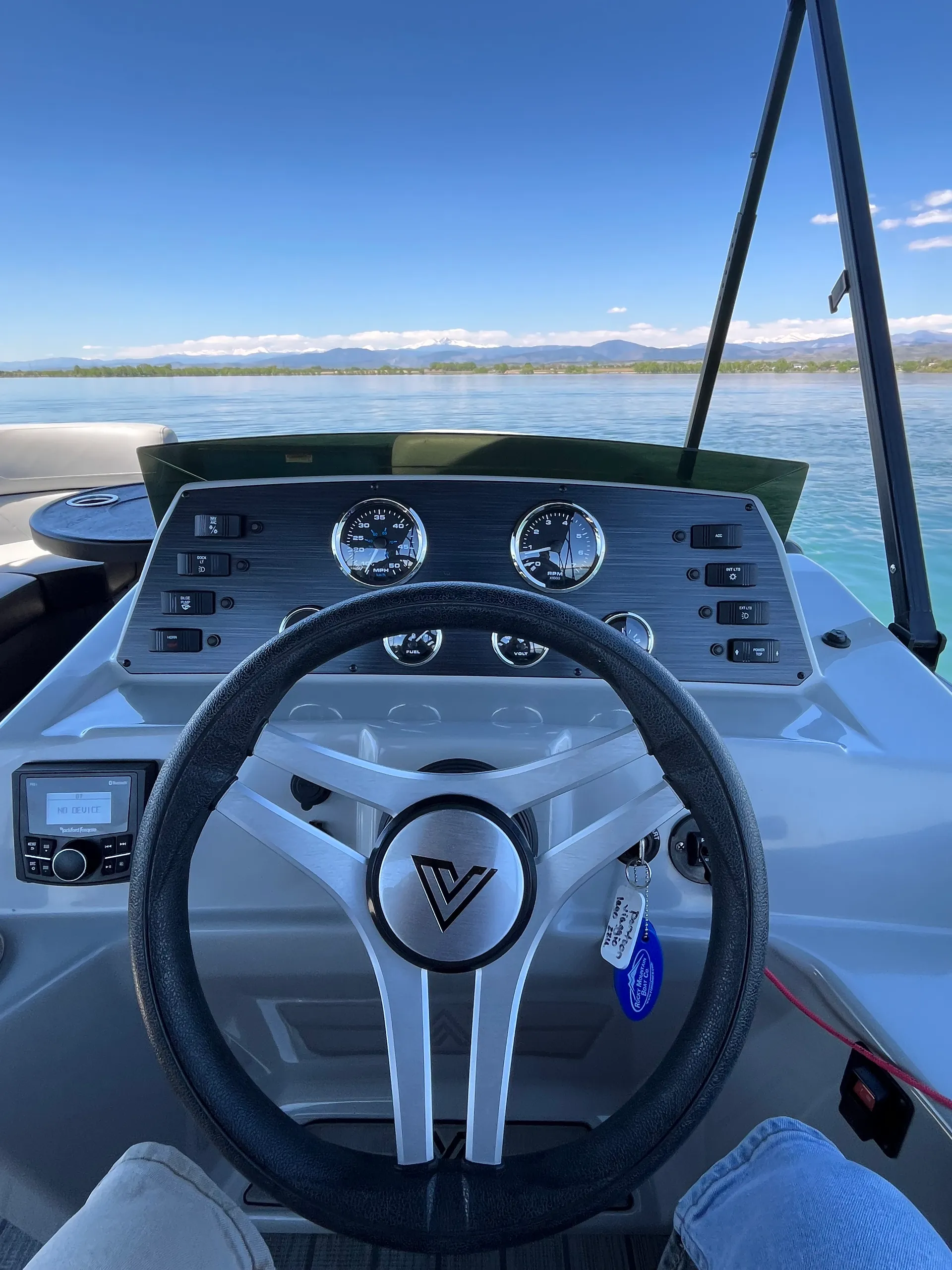 Tritoon Boat Viaggio Lago L22U Rental