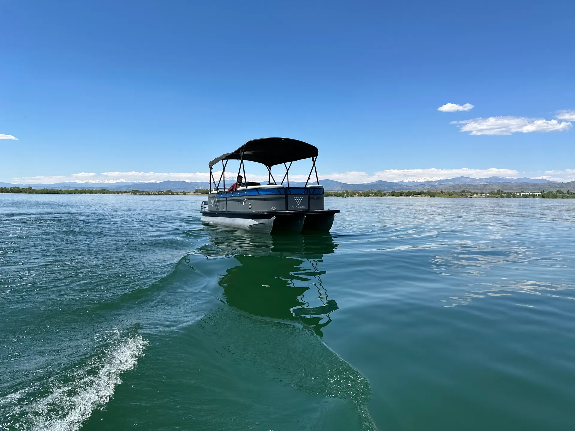Tritoon Boat Viaggio Lago L22U Rental
