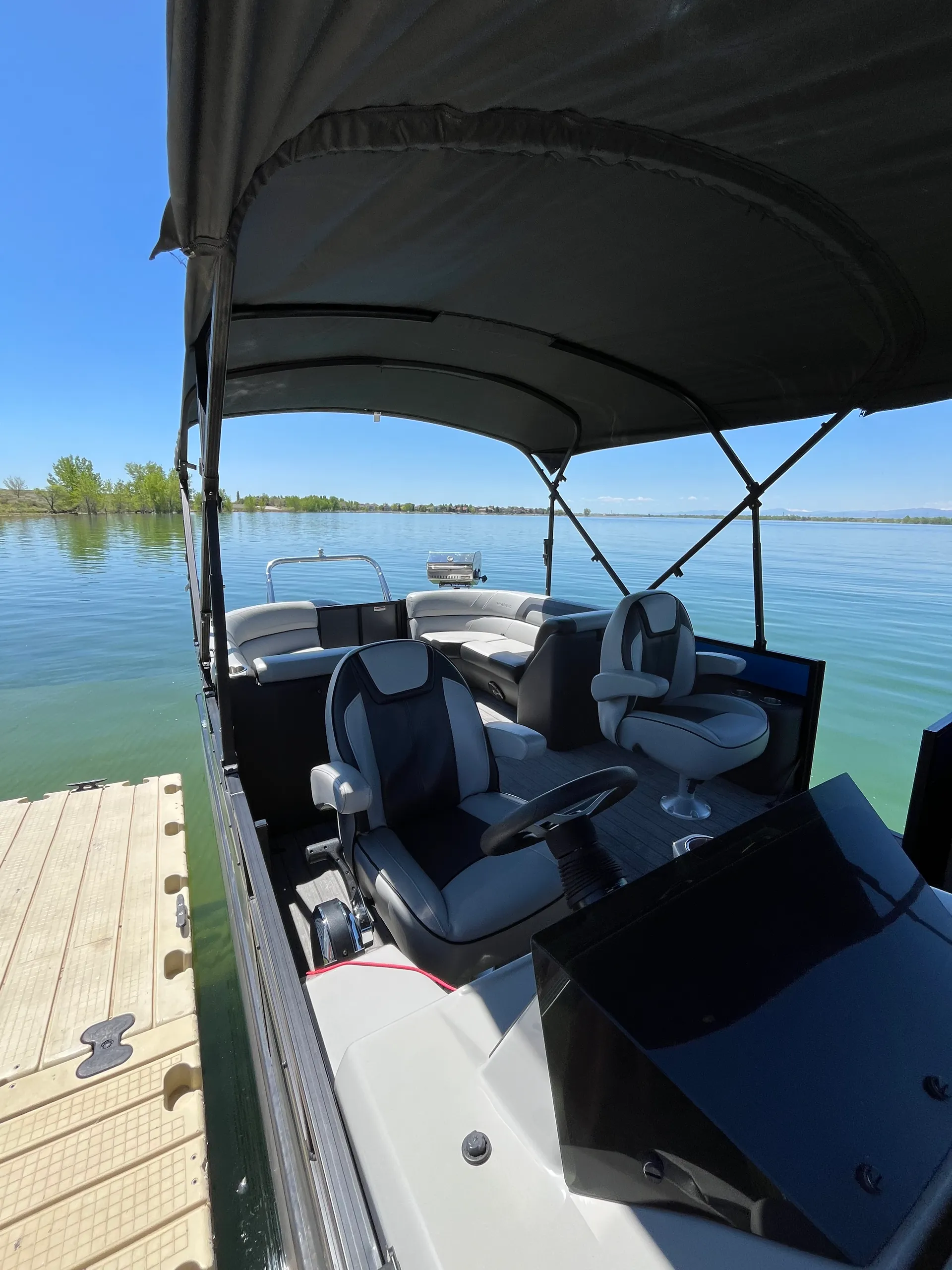 Tritoon Boat Viaggio Lago L22U Rental