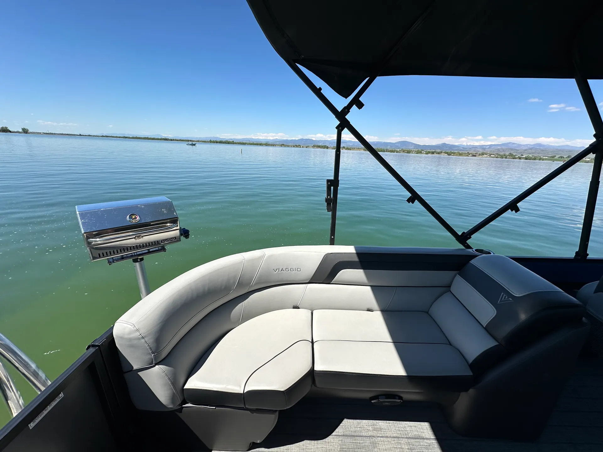 Tritoon Boat Viaggio Lago L22U Rental