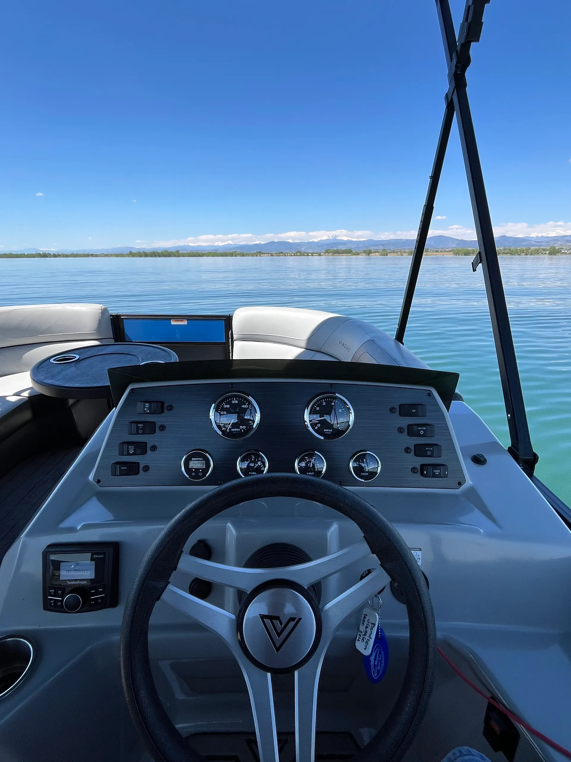 Tritoon Boat Viaggio Lago L22U Rental