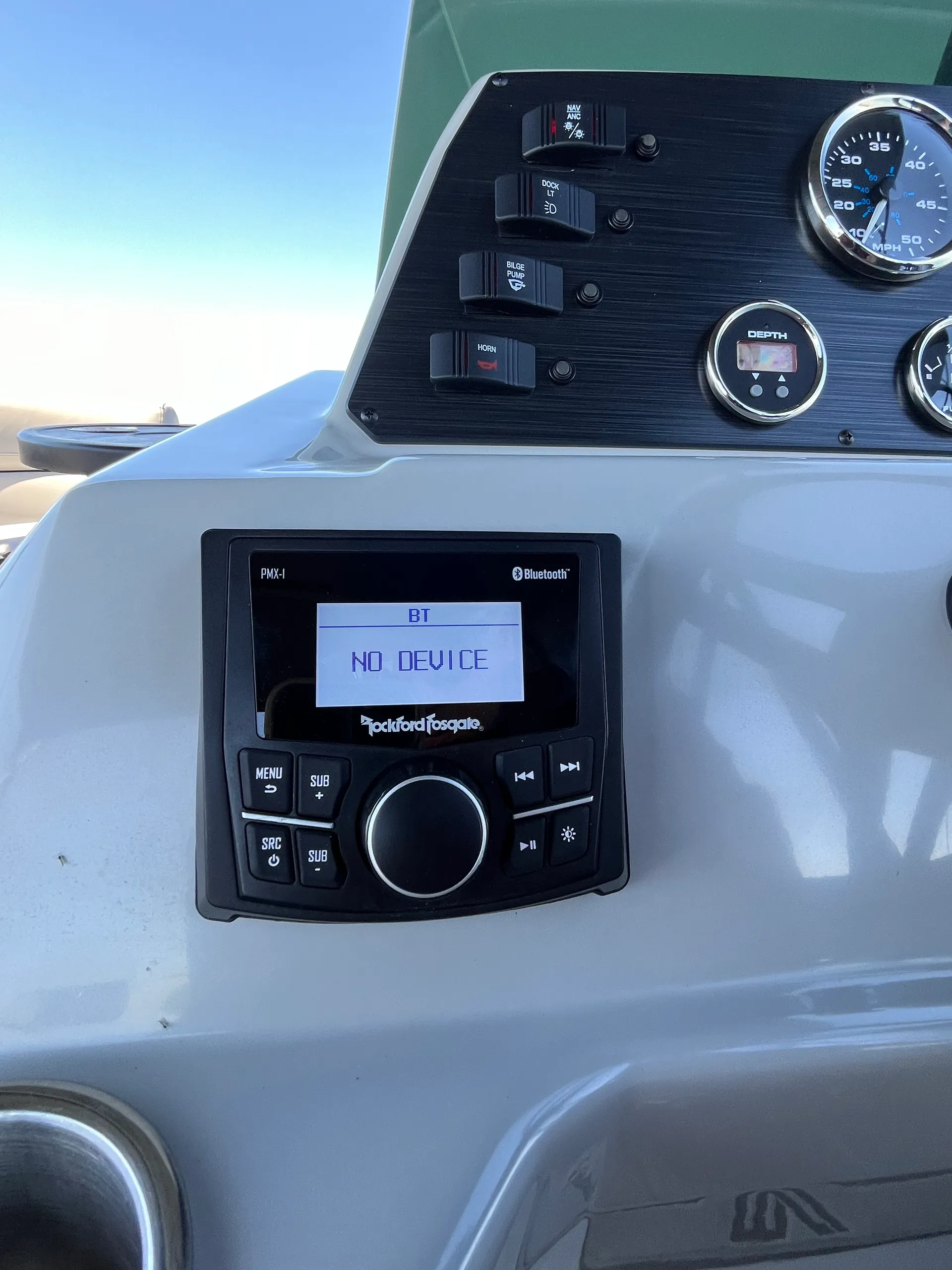 Tritoon Boat Viaggio Lago L22U Rental