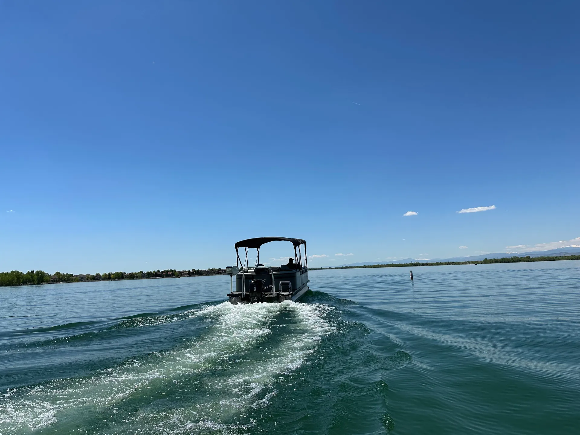 Tritoon Boat Viaggio Lago L22U Rental