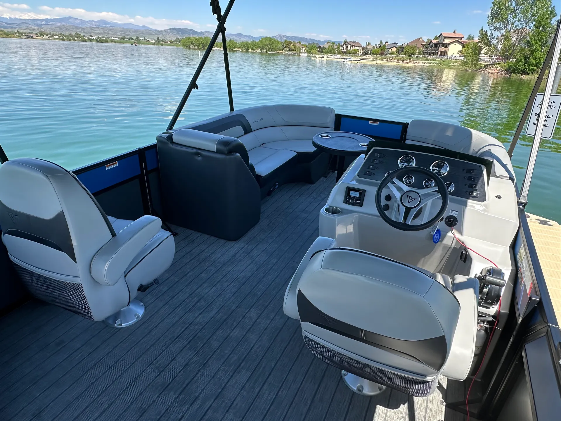 Tritoon Boat Viaggio Lago L22U Rental