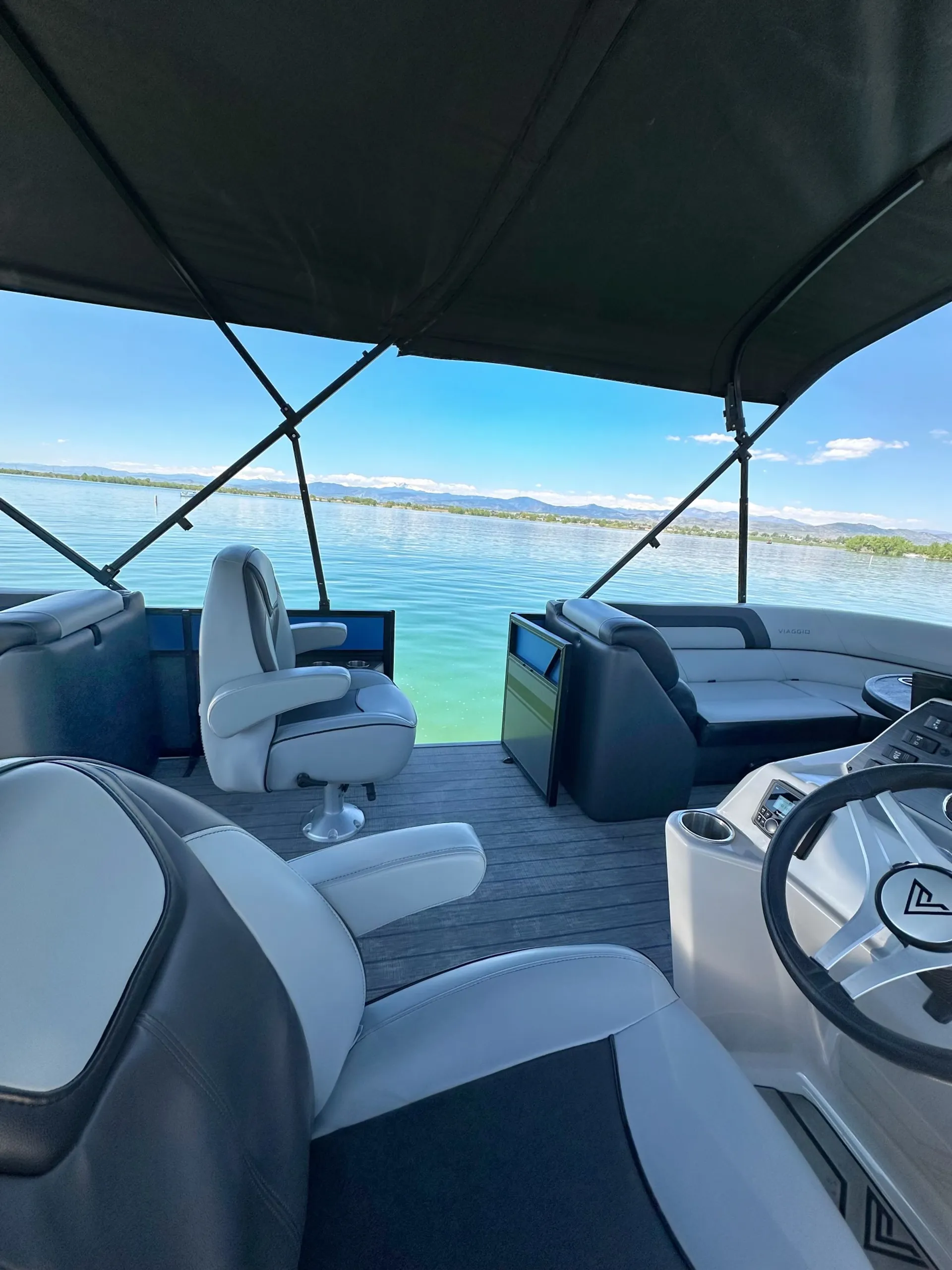 Tritoon Boat Viaggio Lago L22U Rental