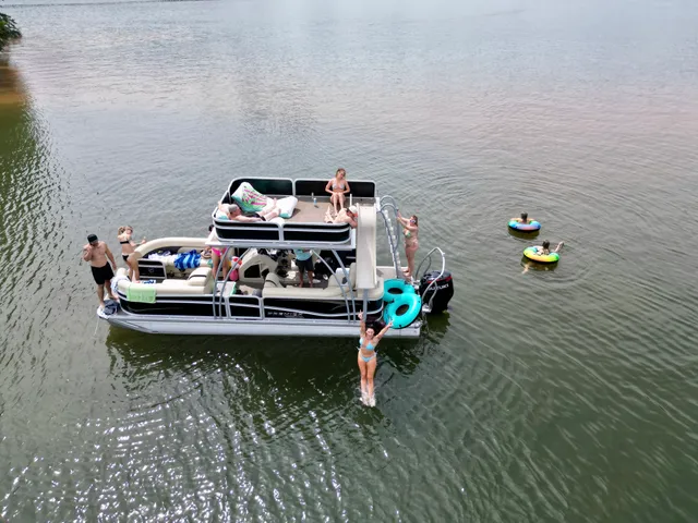 Rent a PREMIER MARINE pontoon in Troutman, NC near me