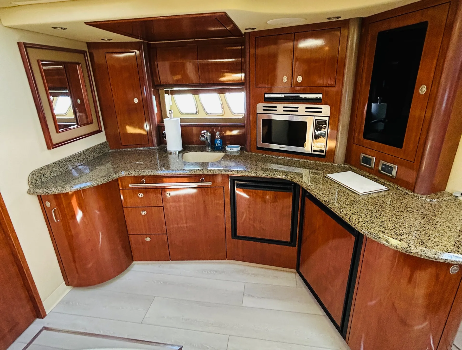 Beautiful 45’ Sea Ray Yacht 