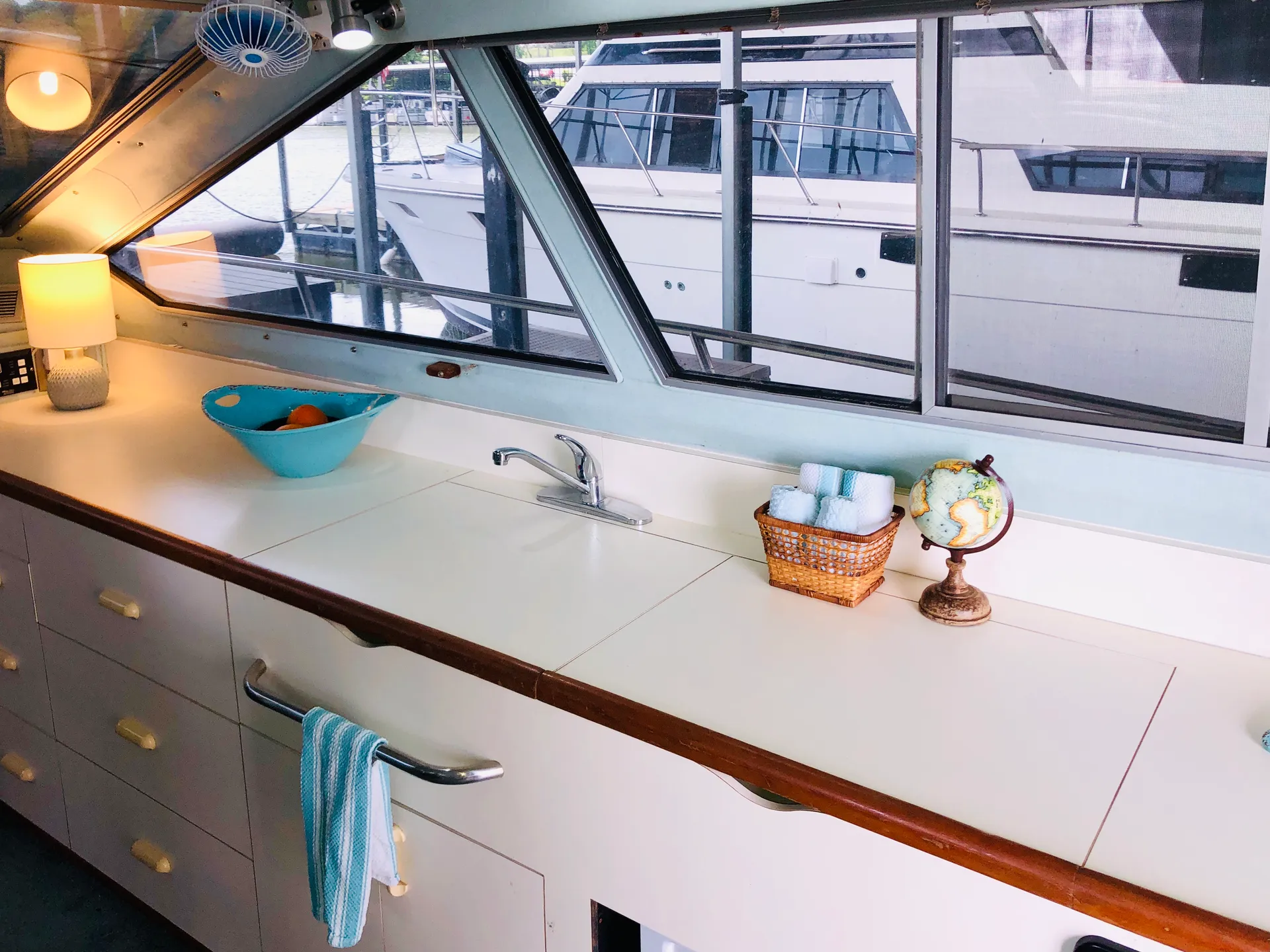 Sea Ray Boats 305 Sedan Bridge in Hardin, KY — photo 3