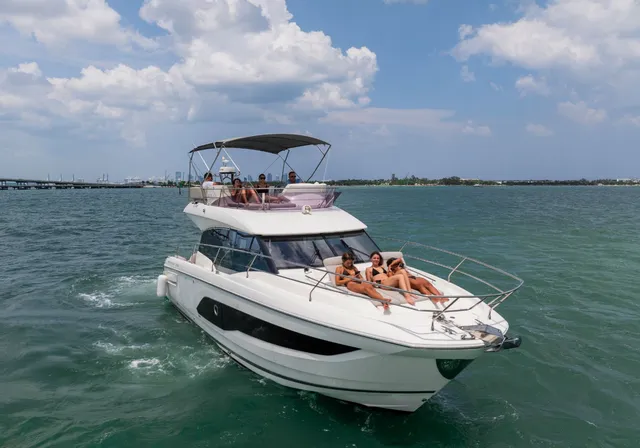 Rent a Azimut motor yacht in Miami, FL near me
