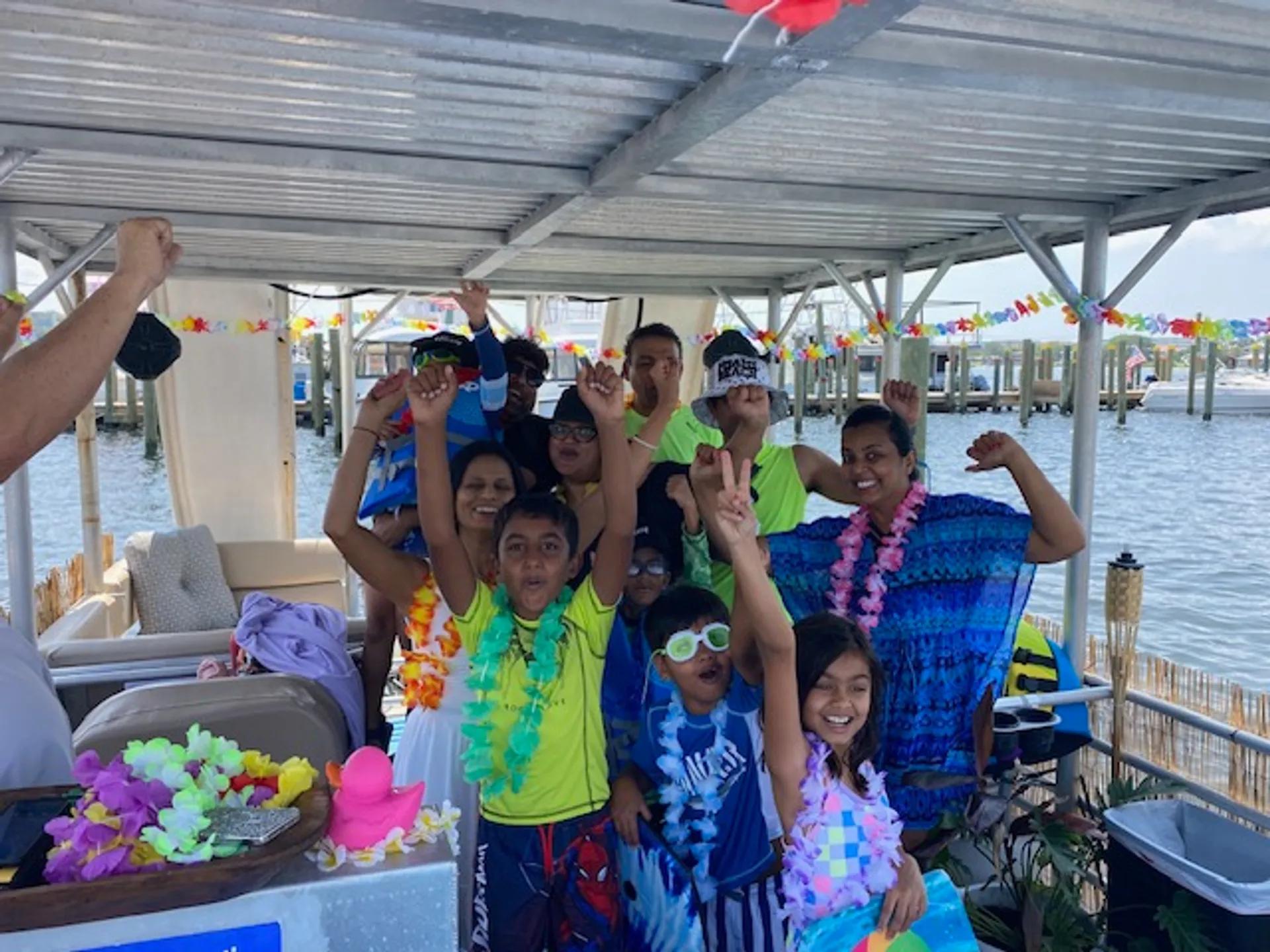 Tiki Themed Hula-Mama 30 ft pontoon 2slides 150 HP Fuel Included 