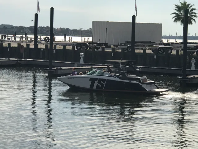 Rent a FOUR WINNS ski and wakeboard in Seabrook, TX near me