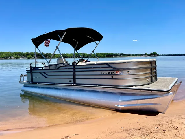 Rent a Crest Pontoons pontoon in Mooresville, NC near me