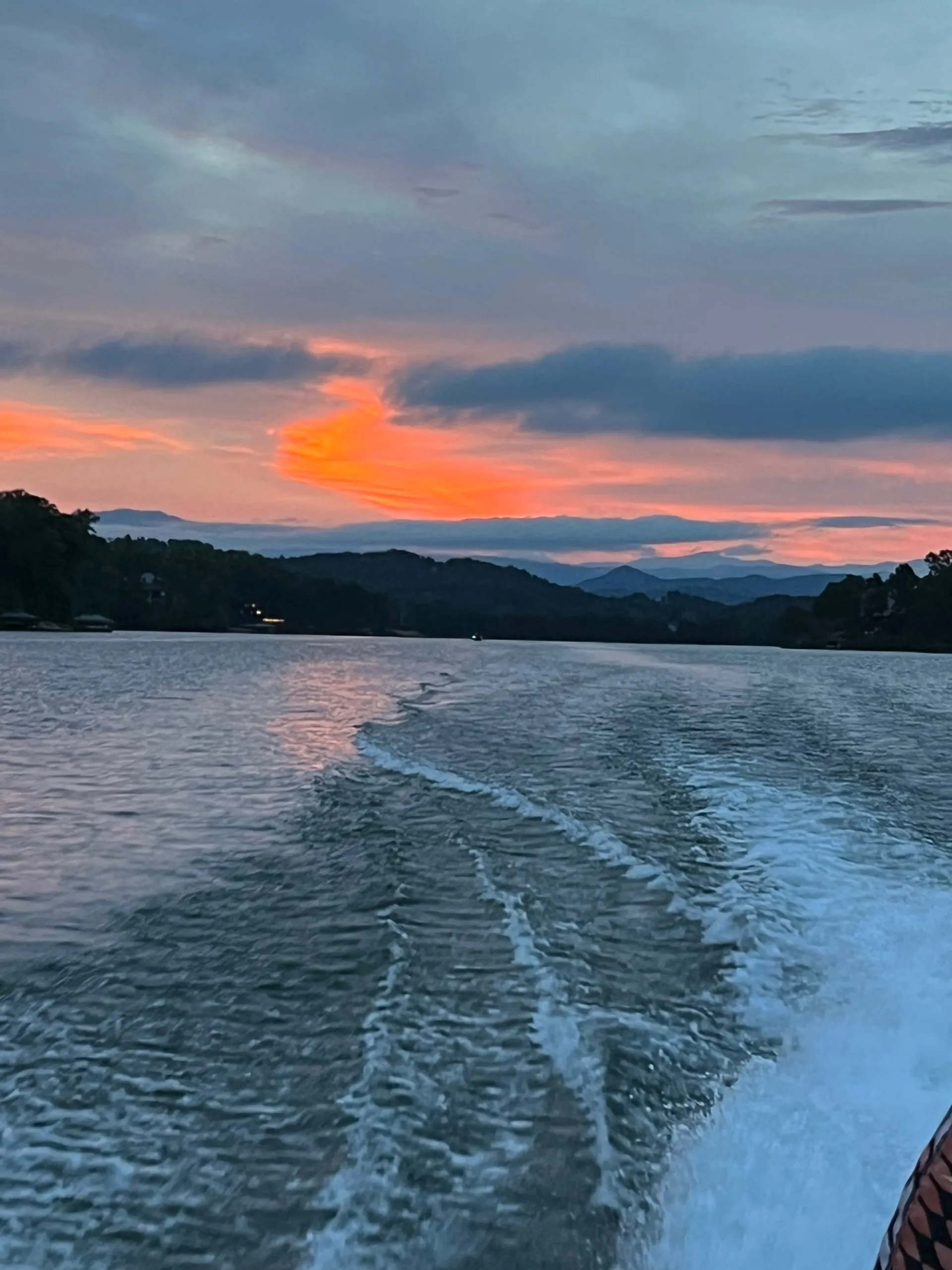 Lake Keowee 24ft (12 ppl) Pontoon w/ dock, bathrooms, beach , picnic 