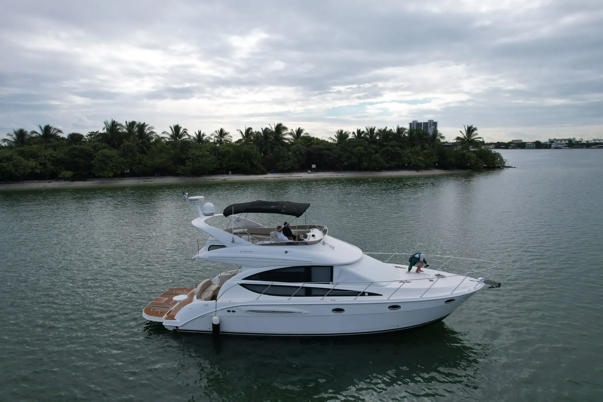 Luxury Flybridge Yatch in Biscayne Bay