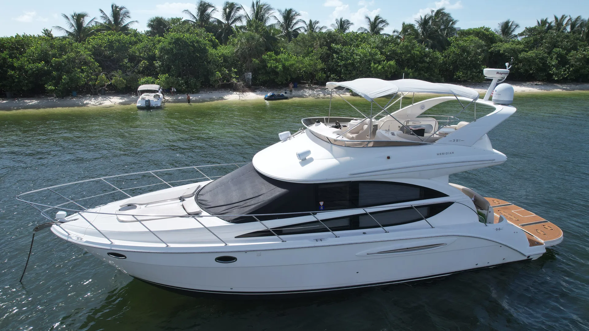 Luxury Flybridge Yatch in Biscayne Bay