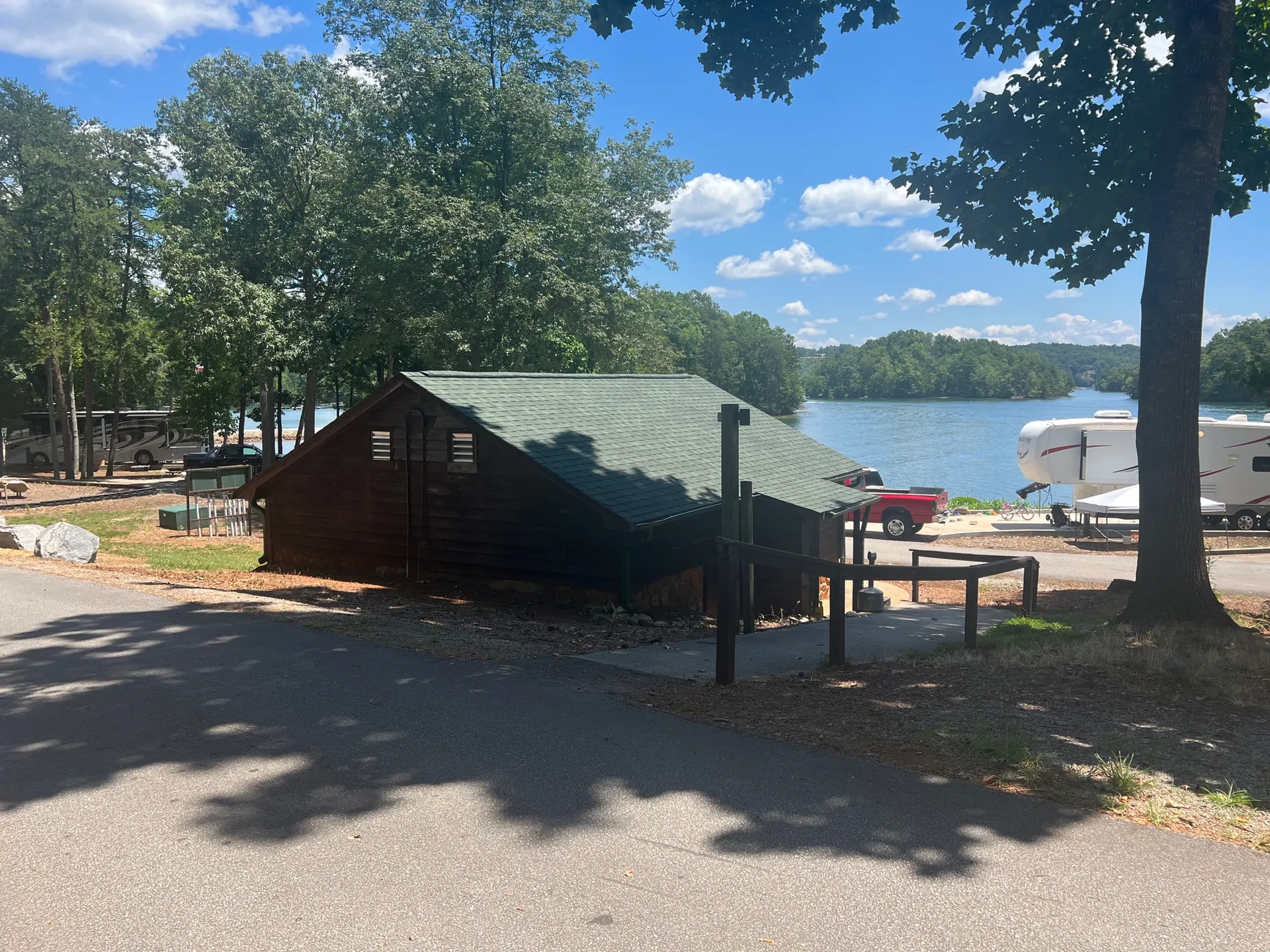 Lake Keowee 24ft (12 ppl) Pontoon w/ dock, bathrooms, beach , picnic 