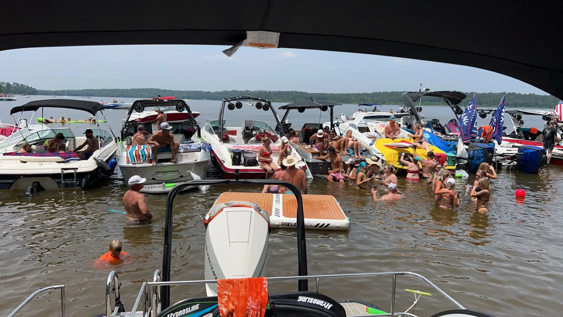 28ft Luxury Tri-Toon w/ Captain | Lake Conroe