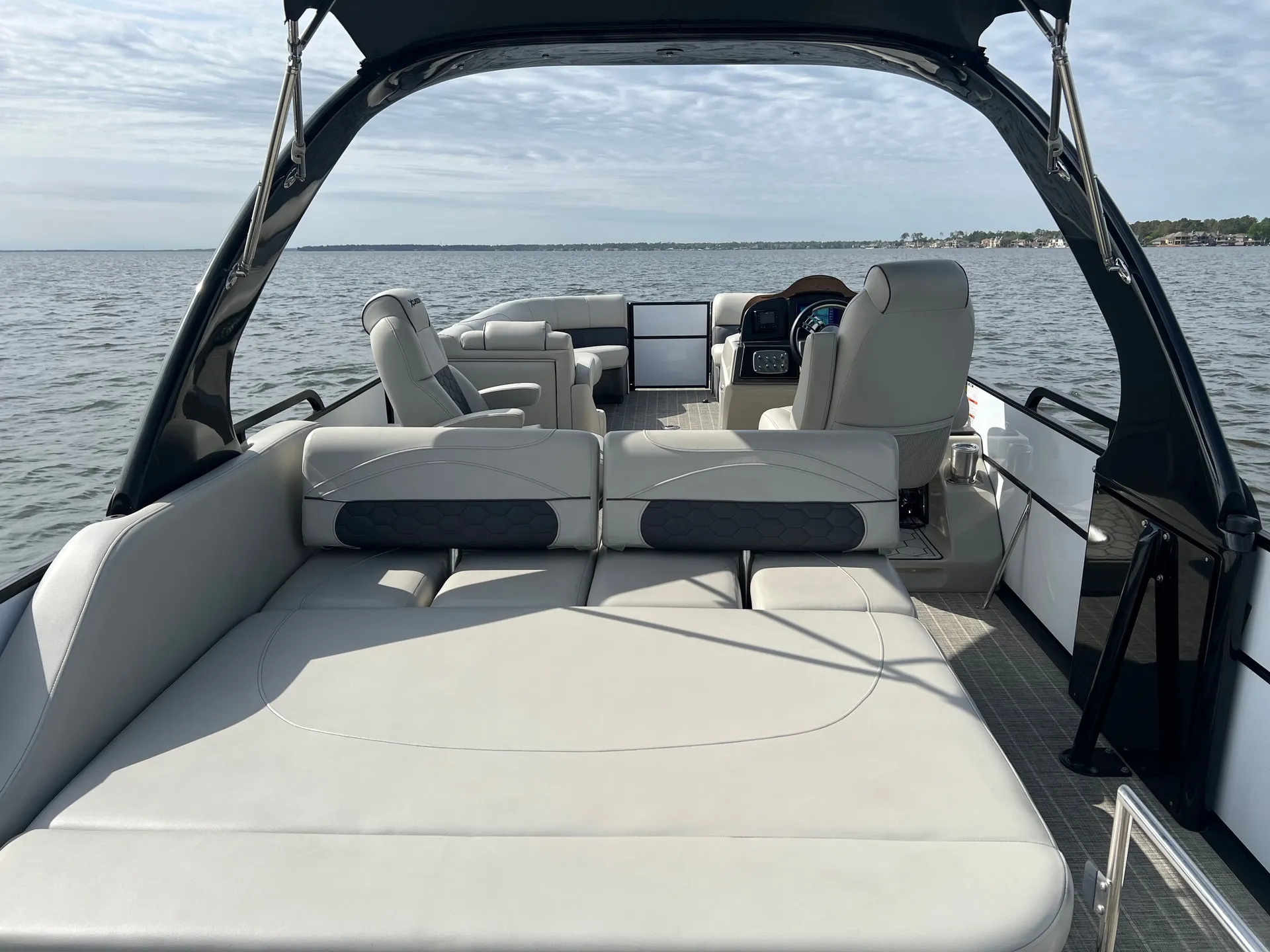 28ft Luxury Tri-Toon w/ Captain | Lake Conroe