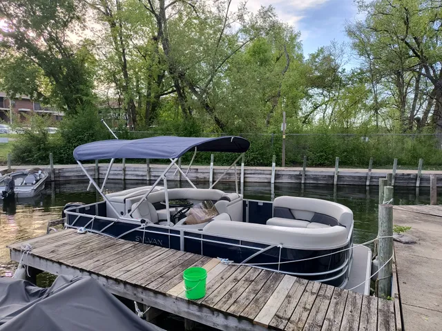 Rent a SYLVAN MARINE pontoon in Monona, WI near me