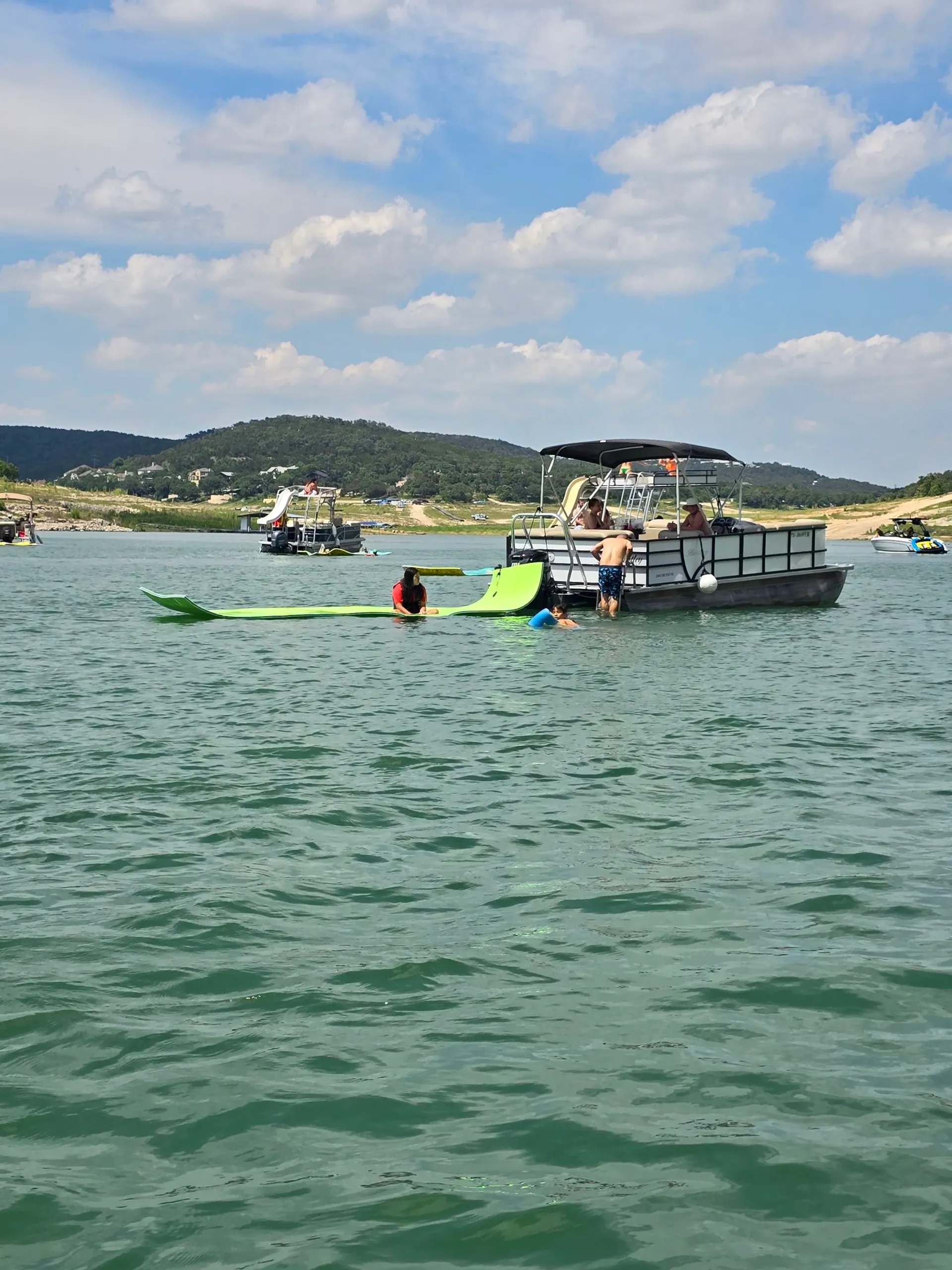 Amazing Pontoon boat on lake travis captain incluided 15 people