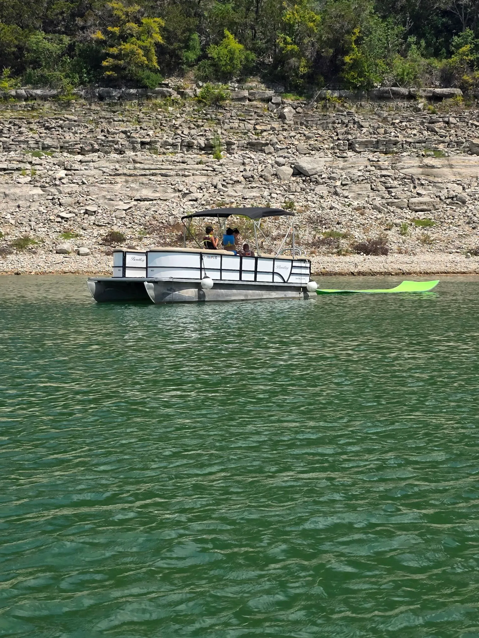 Amazing Pontoon boat on lake travis captain incluided 15 people