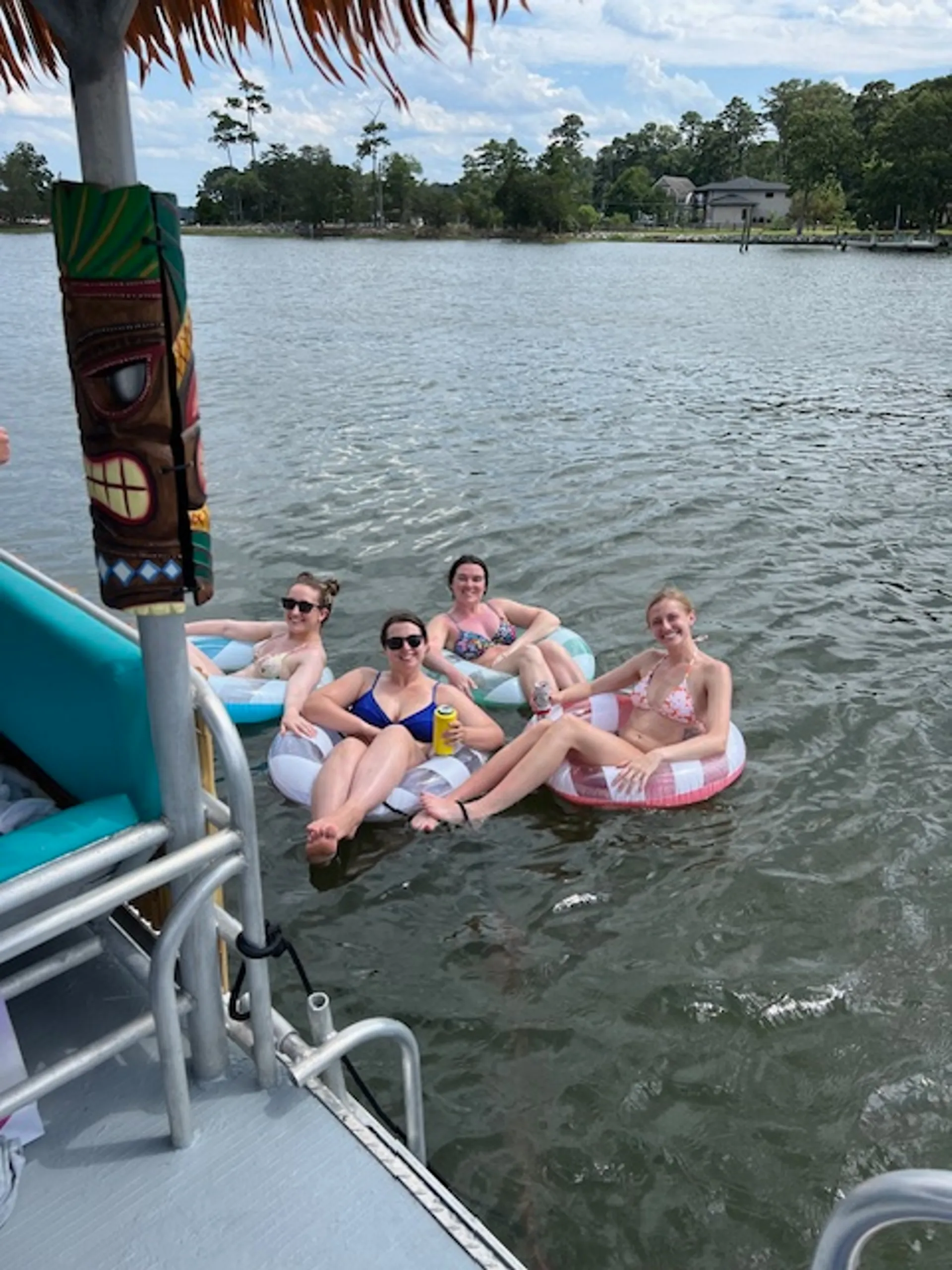 Comfortable Tiki boat!! FREE gas! BYOB 🎊🎉 1-6 passengers 