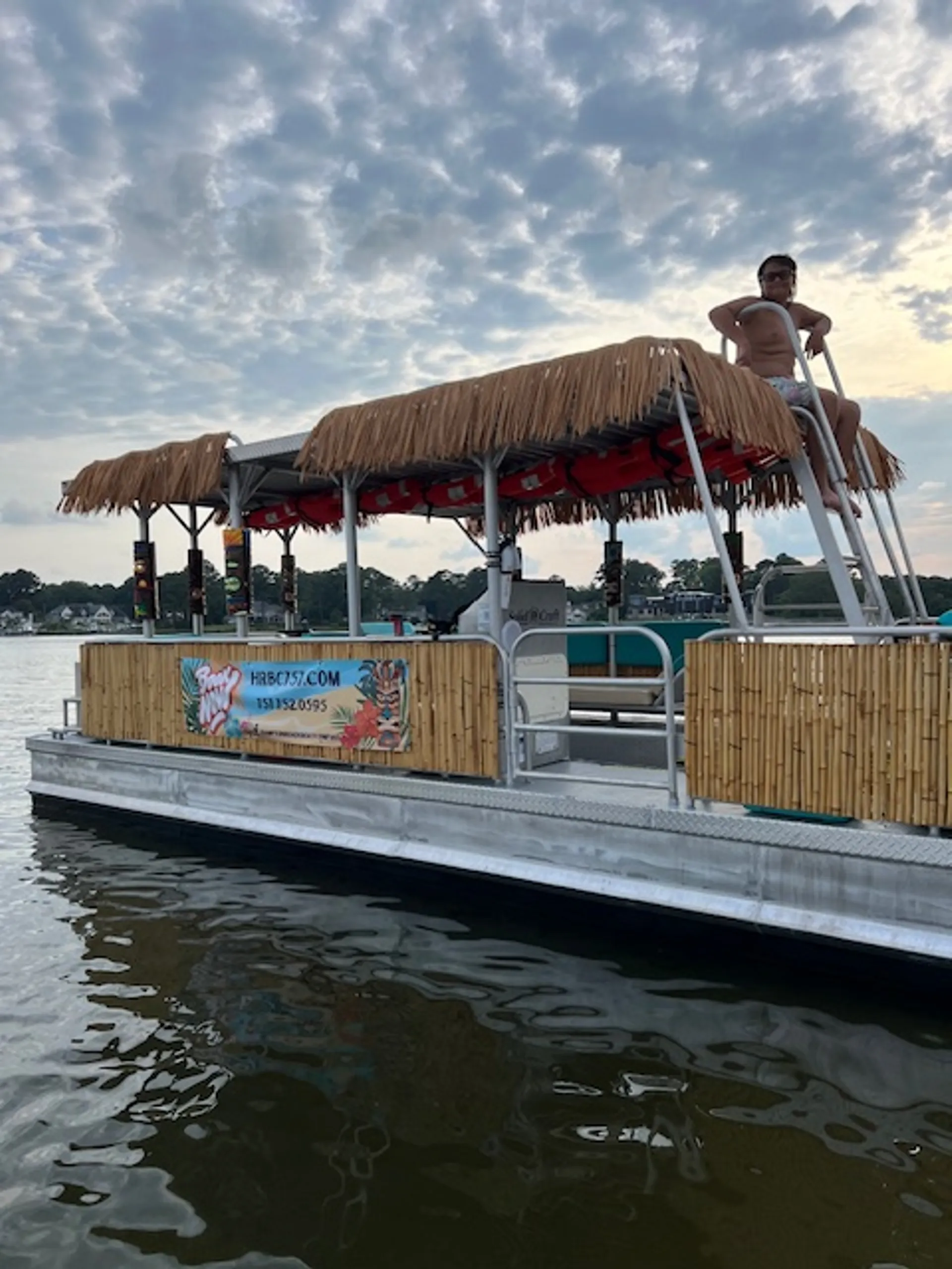 Comfortable Tiki boat!! FREE gas! BYOB 🎊🎉 1-6 passengers 