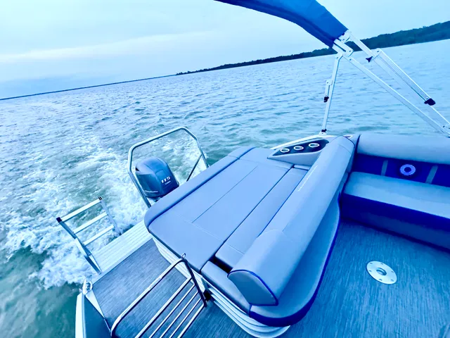 Rent a BENNINGTON MARINE pontoon in Highland Village, TX near me