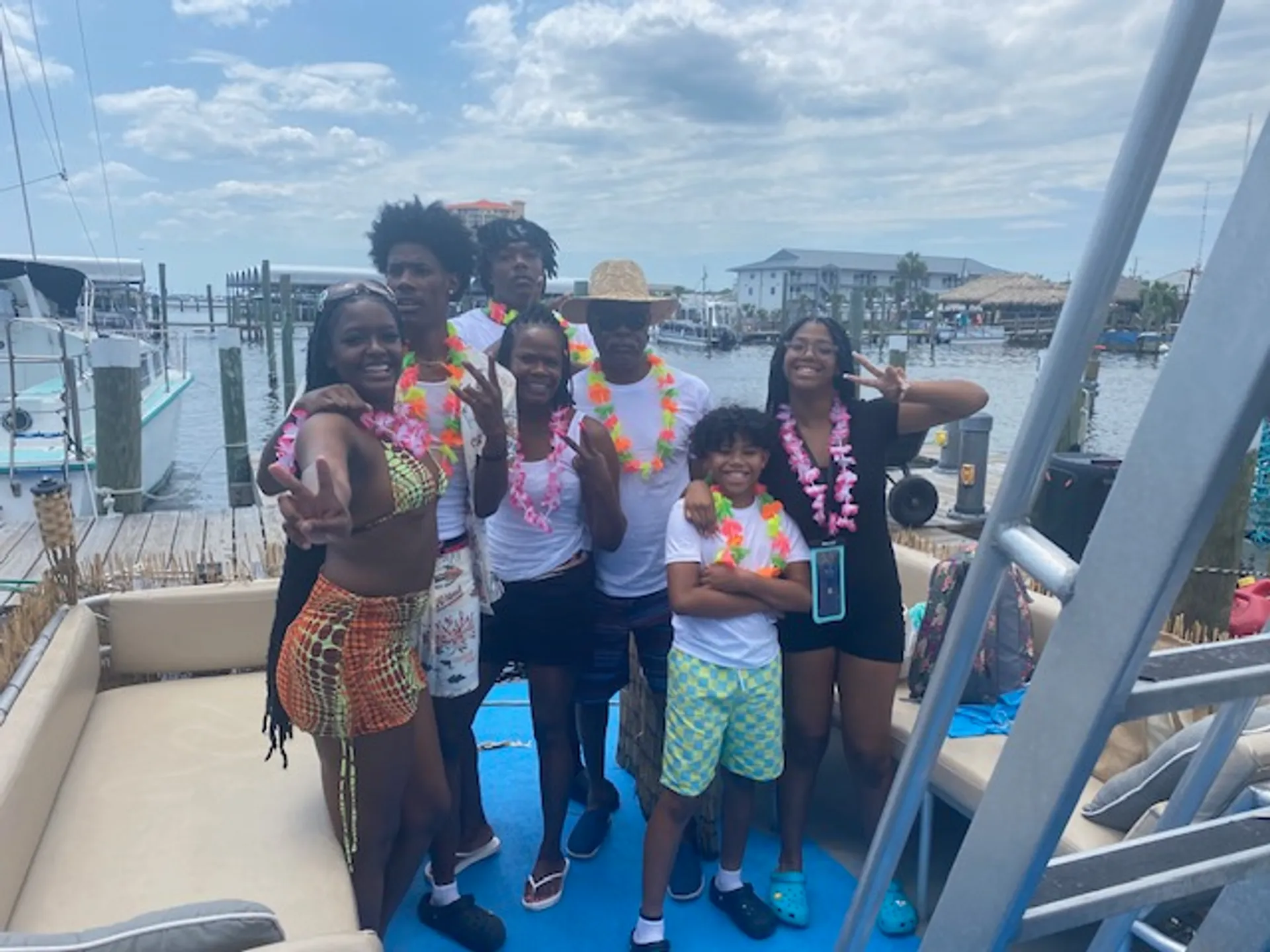 Tiki Themed Hula-Mama 30 ft pontoon 2slides 150 HP Fuel Included 