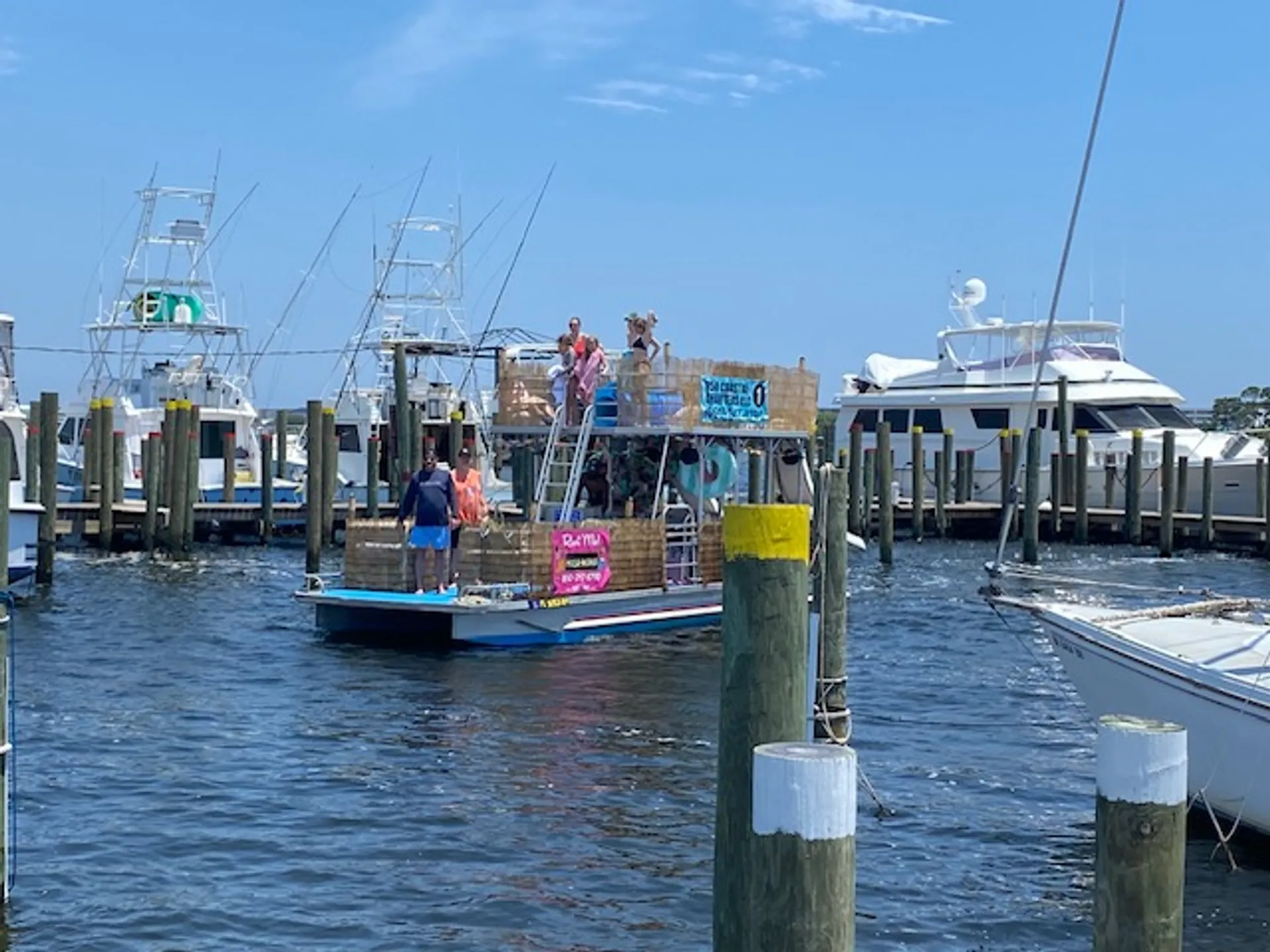 Tiki Themed Hula-Mama 30 ft pontoon 2slides 150 HP Fuel Included 
