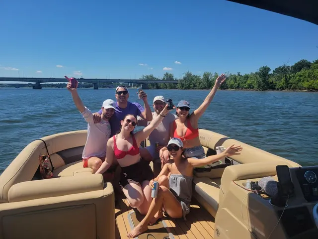Rent a Harris  pontoon in Washington, DC near me