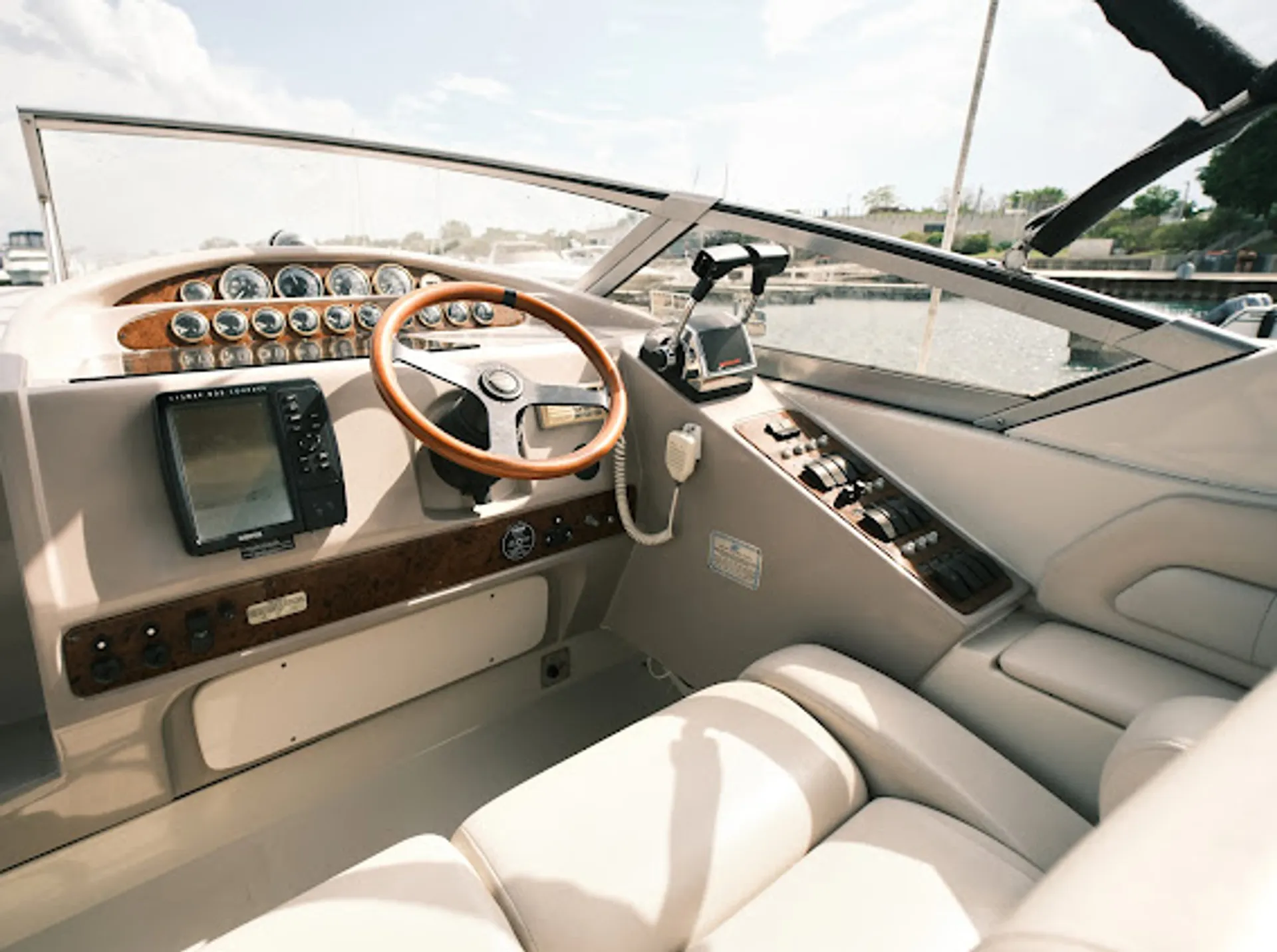 Regal 322 Commodore  in Chicago, IL — photo 8