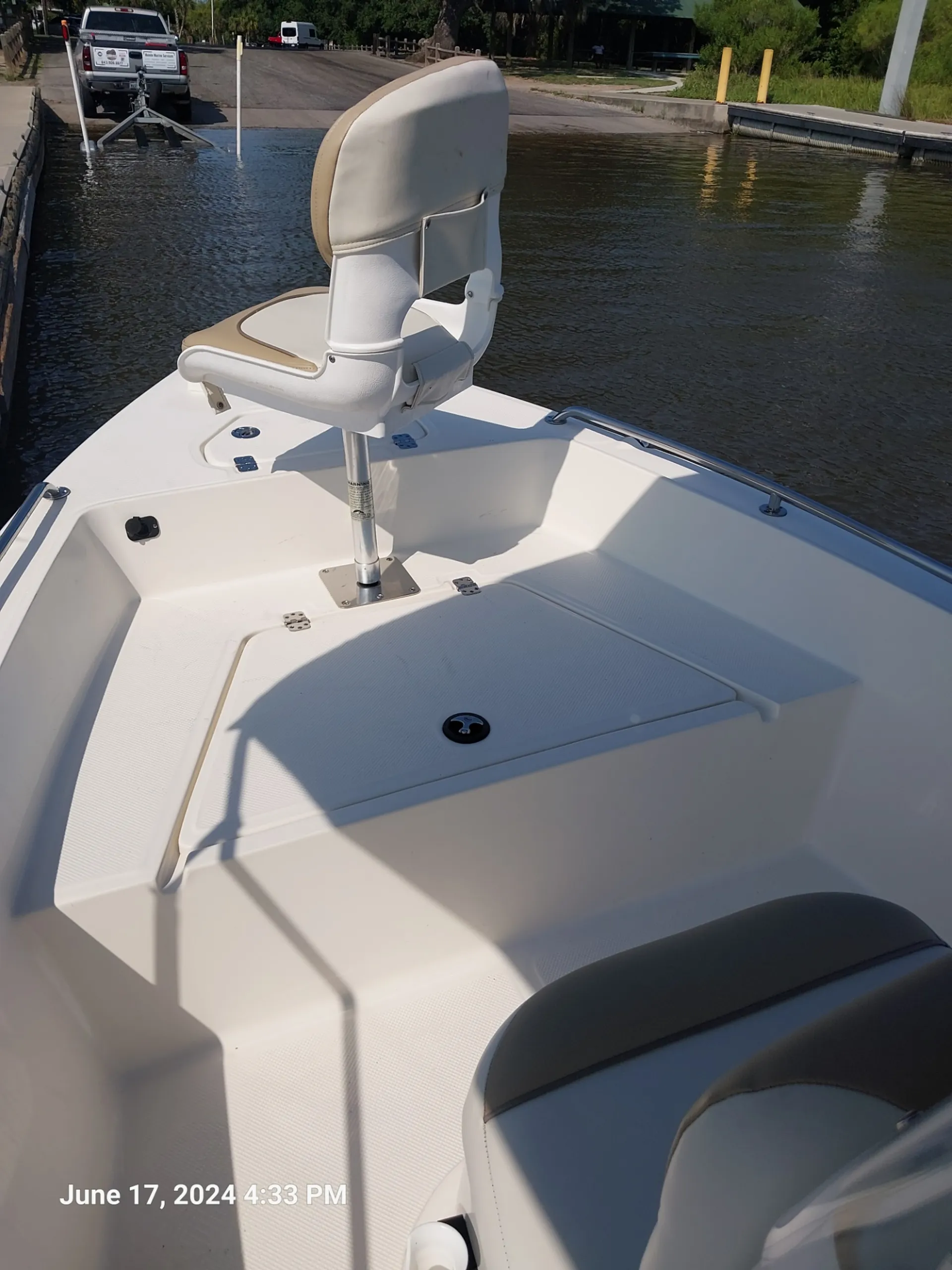 17 ft Key West. Cruise and relax or get your fish on! 