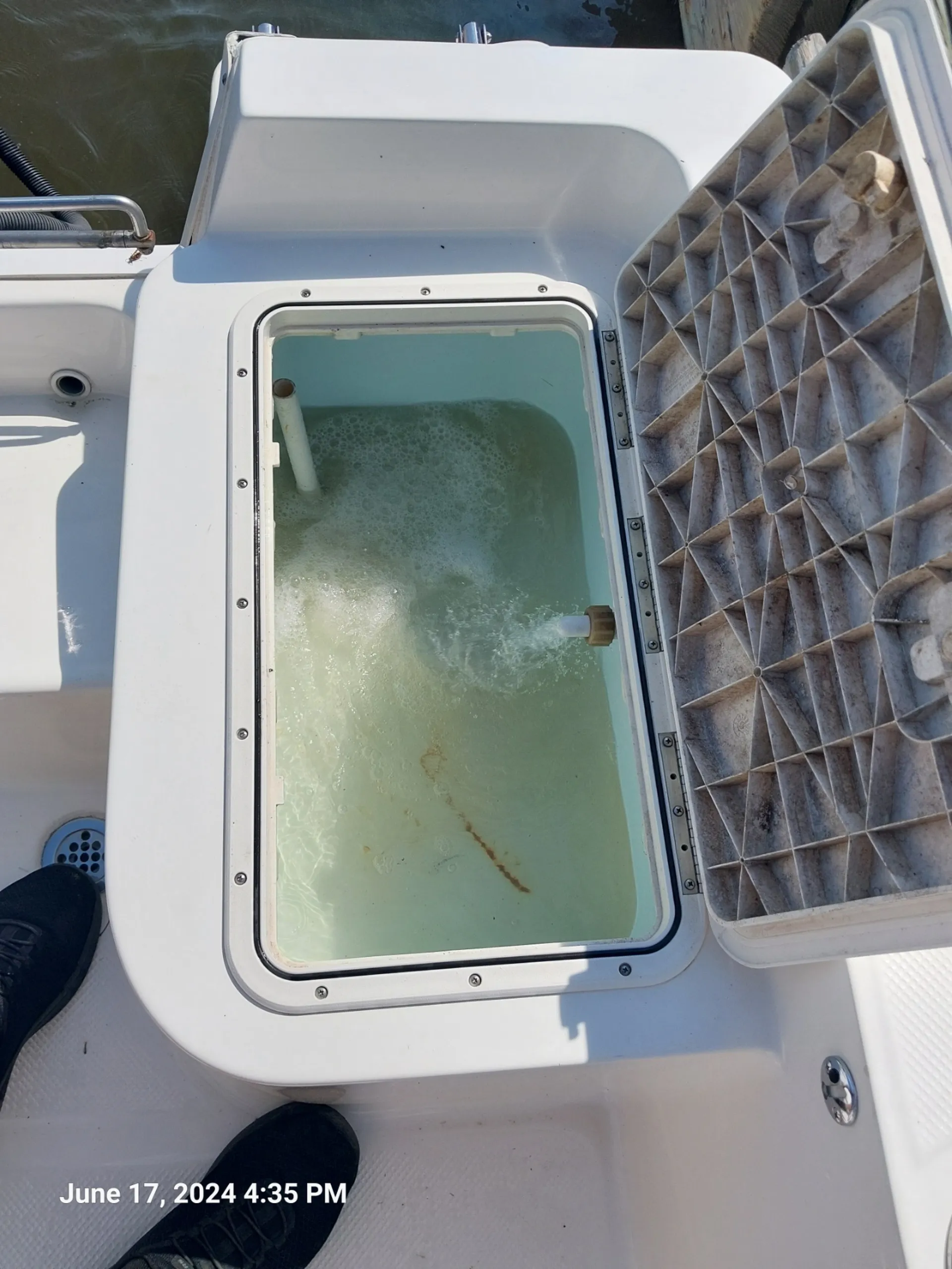 17 ft Key West. Cruise and relax or get your fish on! 