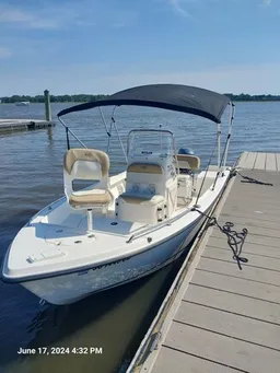 17 ft Key West. Cruise and relax or get your fish on! 