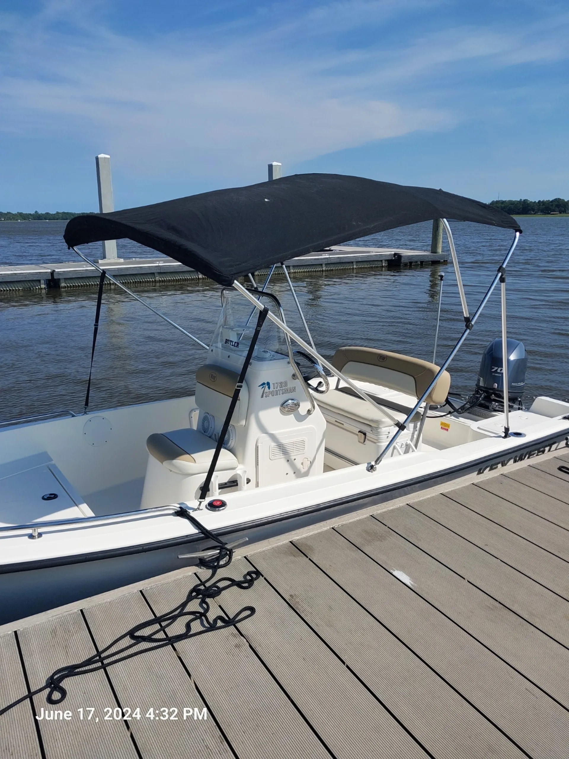 17 ft Key West. Cruise and relax or get your fish on! 