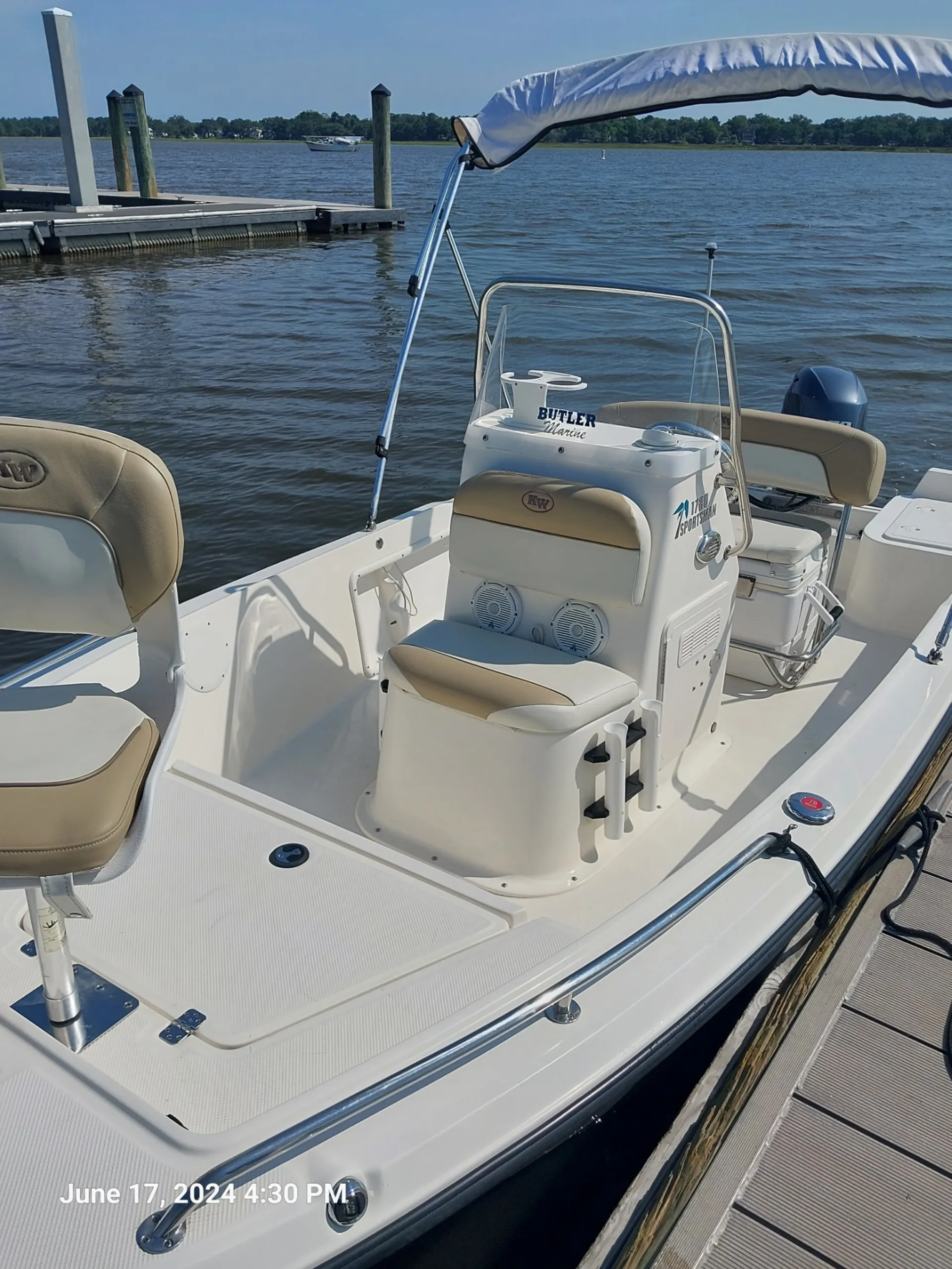 17 ft Key West. Cruise and relax or get your fish on! 