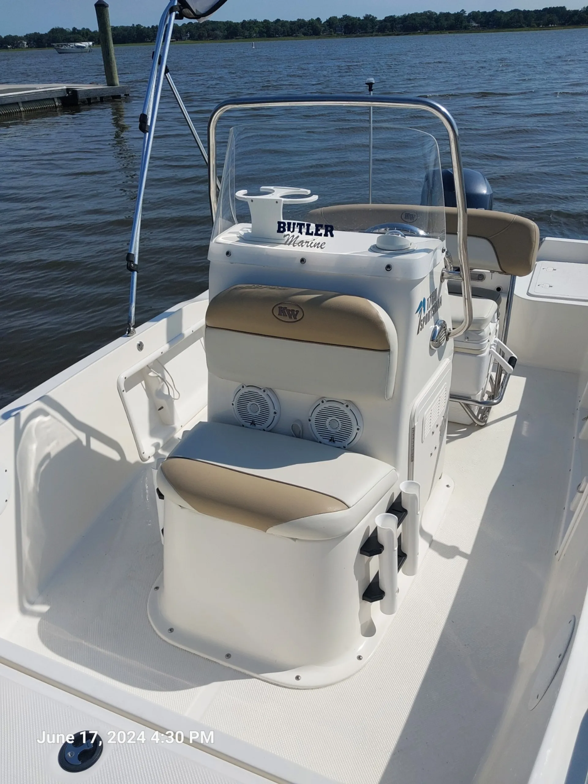 17 ft Key West. Cruise and relax or get your fish on! 