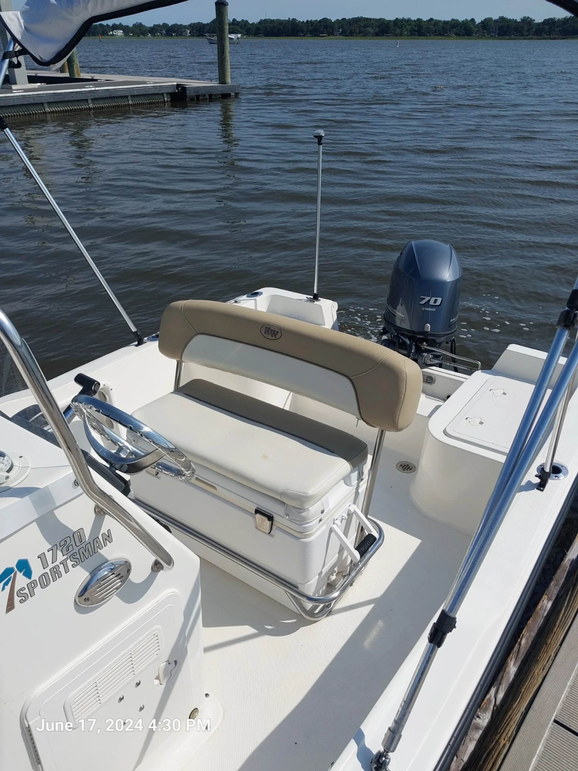 17 ft Key West. Cruise and relax or get your fish on! 